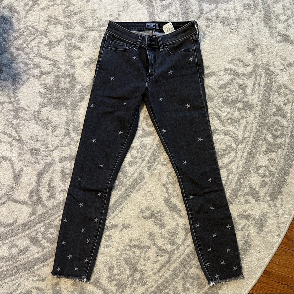 Black Star-Embroidered Skinny Jeans - Women